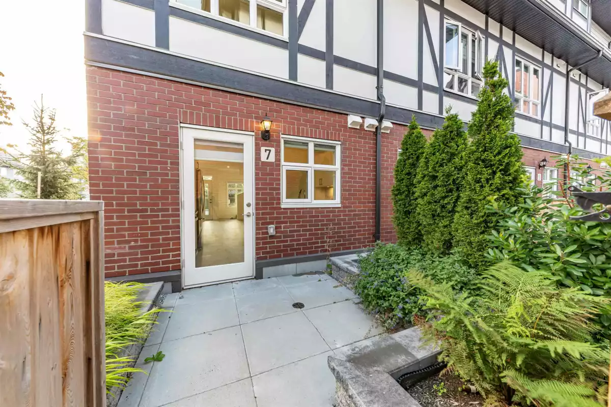 Kitchen Island Photo of 7 6988 Griffiths Avenue, Burnaby, BC
