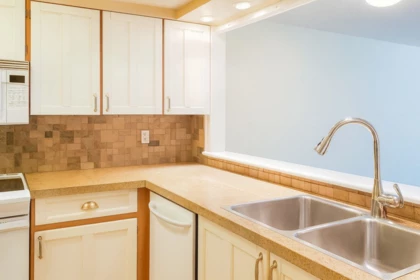 103 460 Westview Street, Coquitlam, BC, Coquitlam — Apartment/Condo for sale