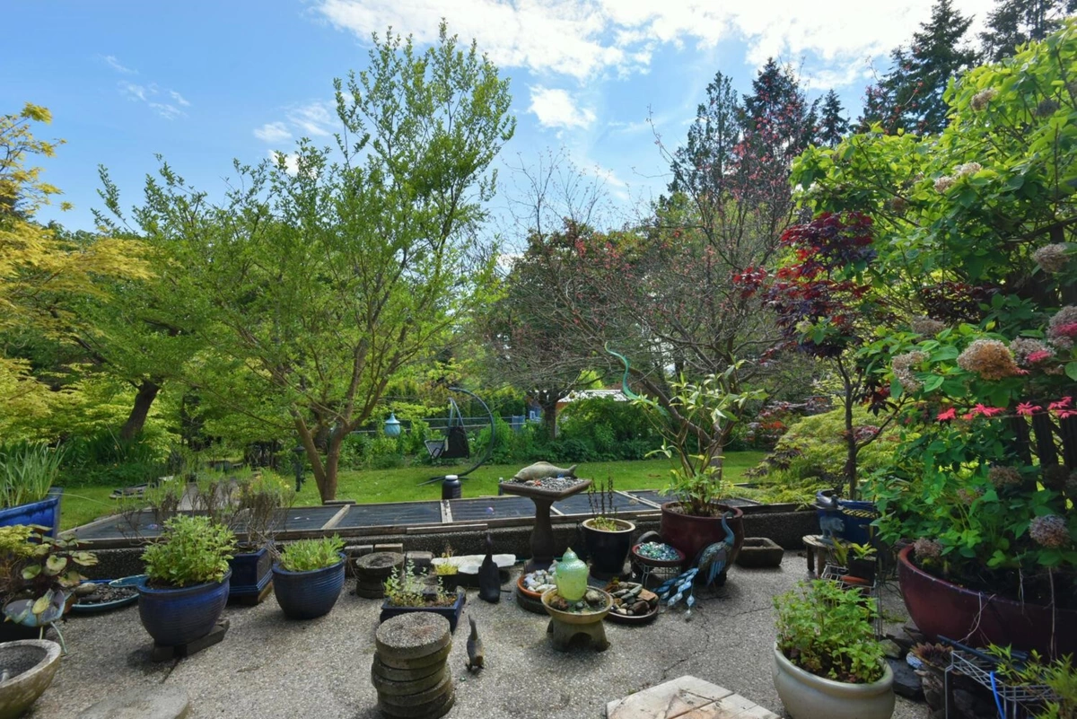 Entry Foyer Photo of 2855 Lacey Place, Roberts Creek, BC