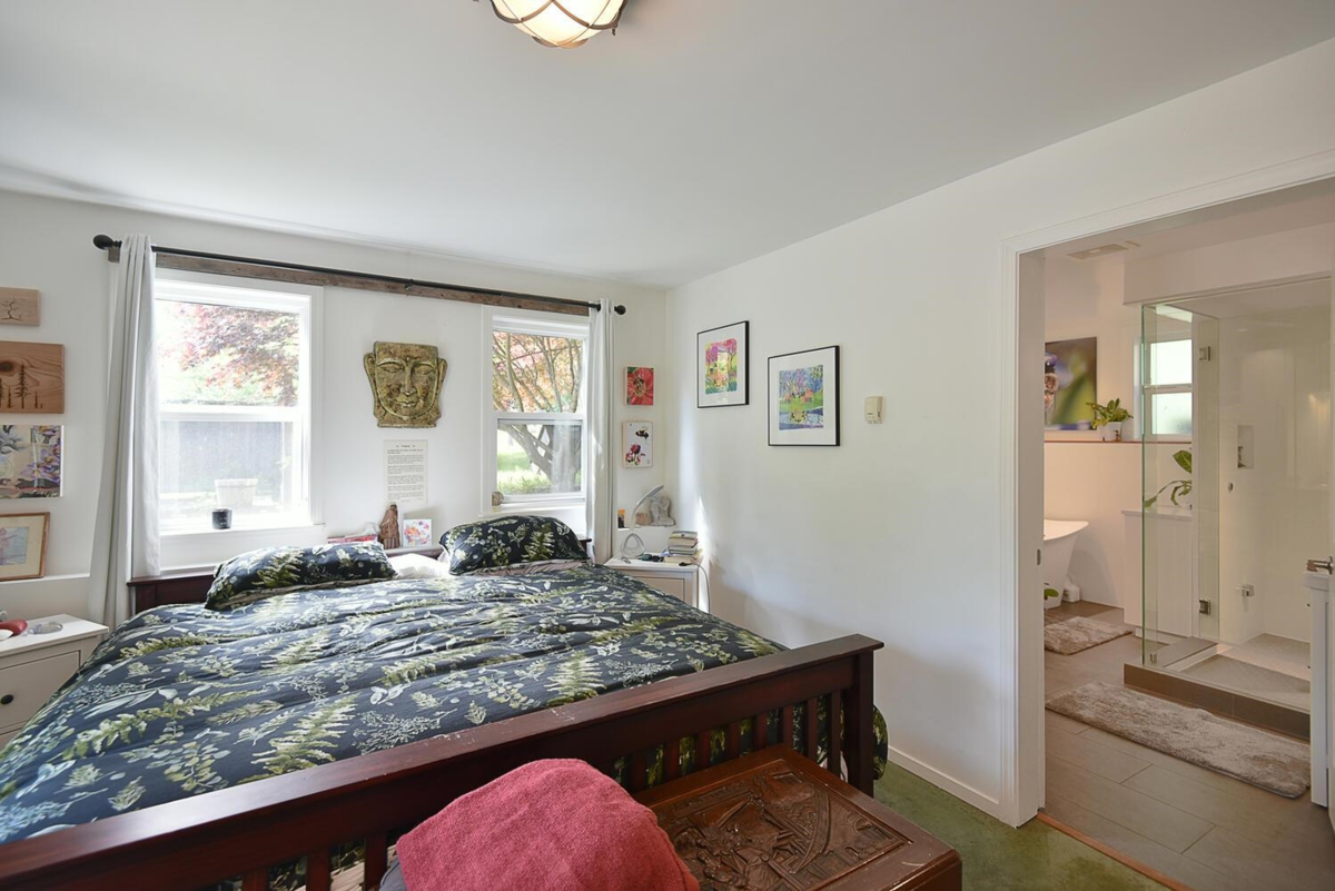 Guest Bathroom Photo of 2855 Lacey Place, Roberts Creek, BC