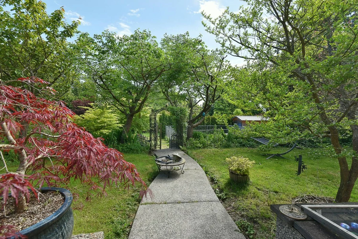Hallway Photo of 2855 Lacey Place, Roberts Creek, BC
