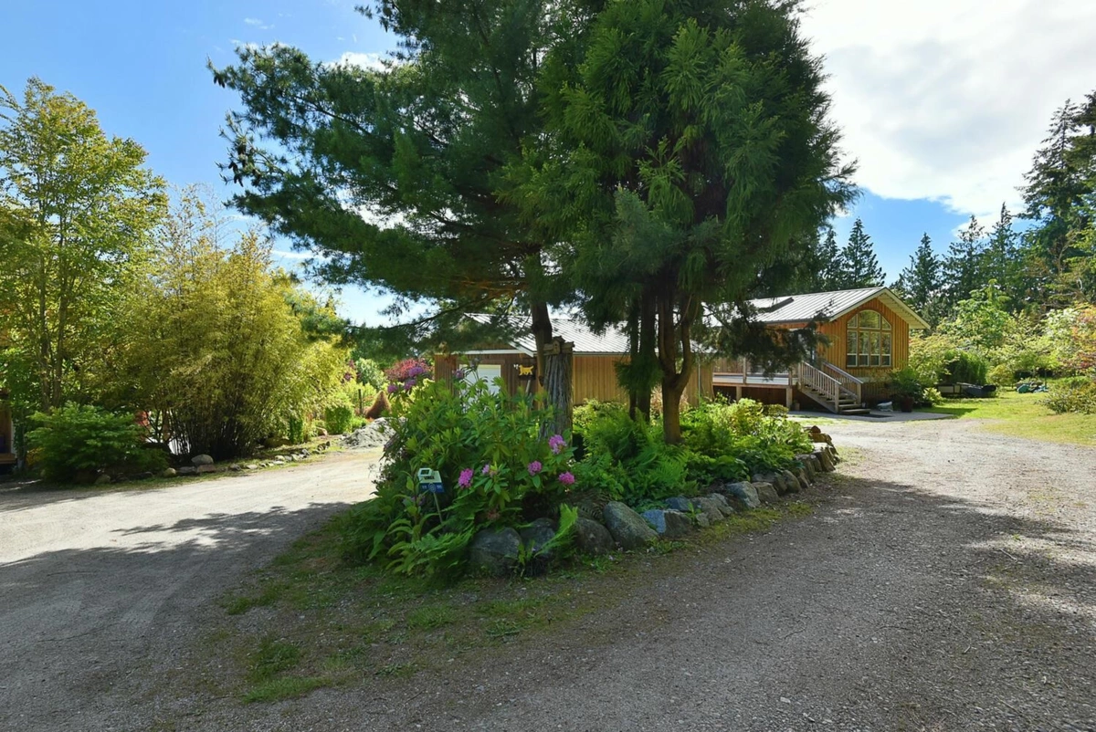 Living Room Photo of 2855 Lacey Place, Roberts Creek, BC