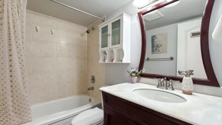 Guest Bathroom Photo of 605 555 13th Street, West Vancouver, BC