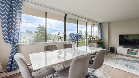 Kitchen Island Photo of 605 555 13th Street, West Vancouver, BC
