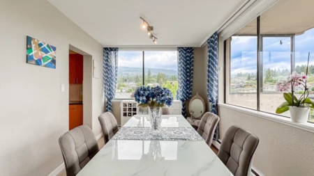 Kitchen Photo of 605 555 13th Street, West Vancouver, BC
