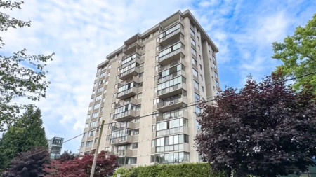 Laundry Room Photo of 605 555 13th Street, West Vancouver, BC