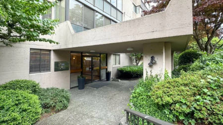 Mudroom Photo of 605 555 13th Street, West Vancouver, BC