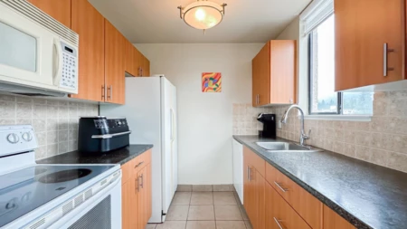 Pantry Photo of 605 555 13th Street, West Vancouver, BC
