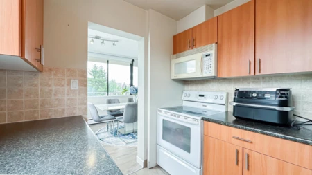 Primary Bedroom Photo of 605 555 13th Street, West Vancouver, BC