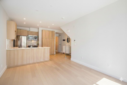 Living Room Photo of 5 531 E 16th Avenue, Vancouver, BC