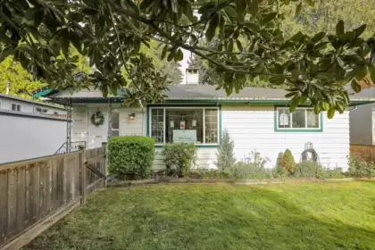 Front Yard Photo of 1554 Stevens Street, White Rock, BC