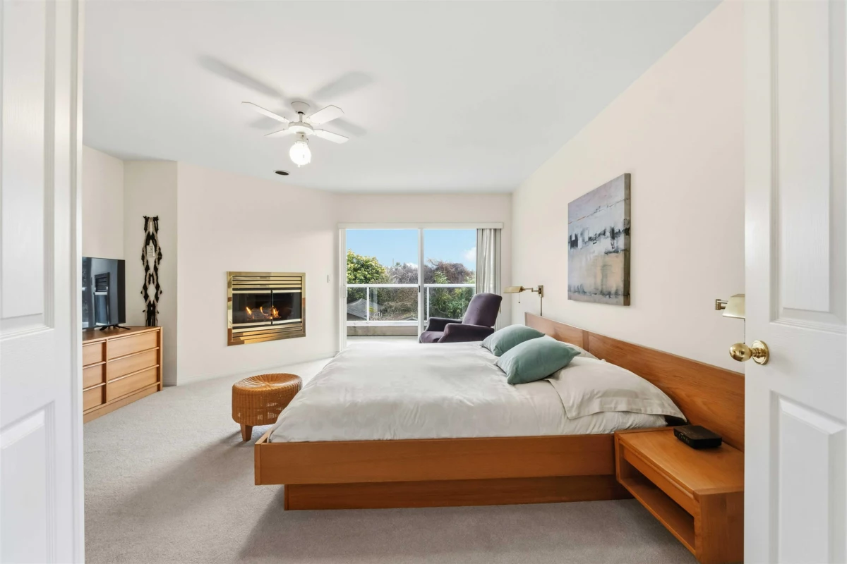 Basement Recreation Room Photo of 886 Lee Street, White Rock, BC