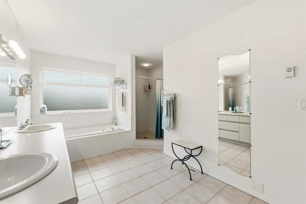 Entry Foyer Photo of 886 Lee Street, White Rock, BC