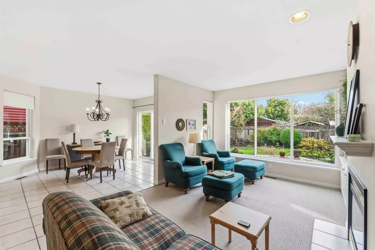 Guest Bathroom Photo of 886 Lee Street, White Rock, BC