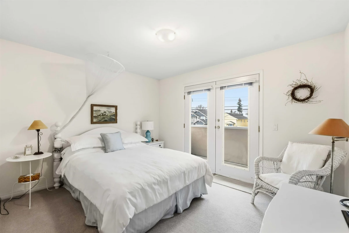 Hallway Photo of 886 Lee Street, White Rock, BC