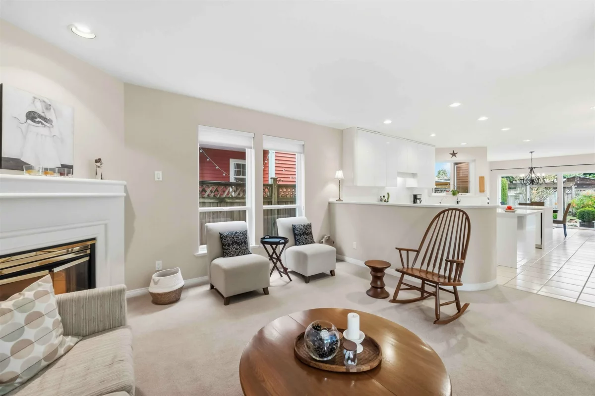 Kitchen Photo of 886 Lee Street, White Rock, BC