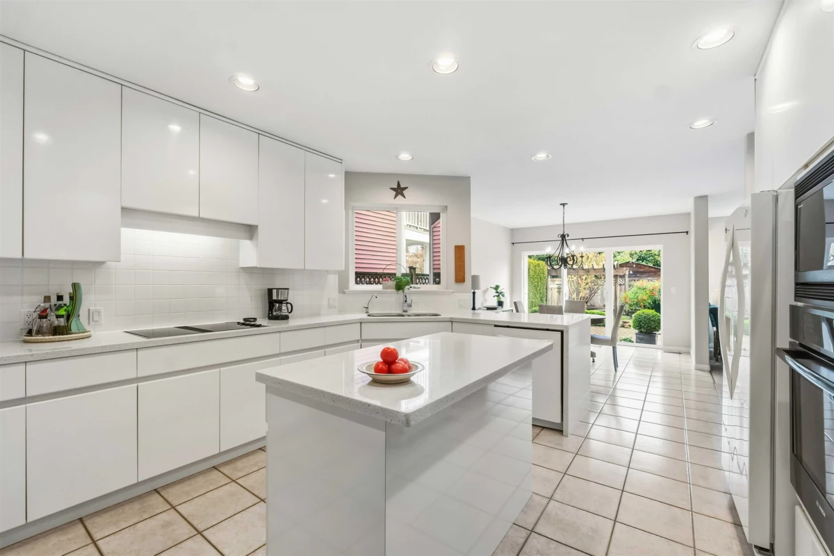 Primary Bathroom Photo of 886 Lee Street, White Rock, BC