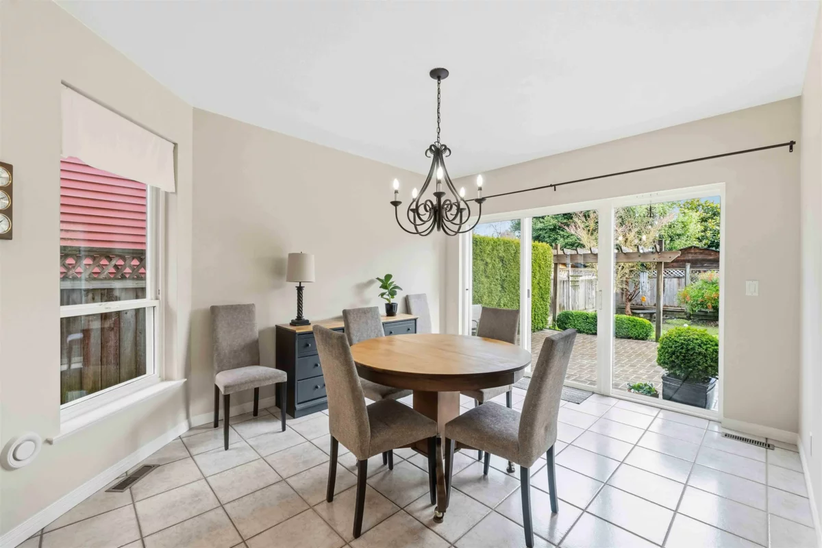 Walk-In Closet Photo of 886 Lee Street, White Rock, BC