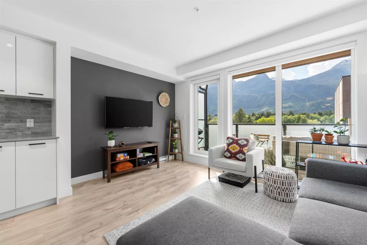 Breakfast Nook Photo of 509 38013 Third Avenue, Squamish, BC