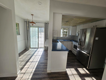 Kitchen Island Photo of 12645 27a Avenue, Surrey, BC