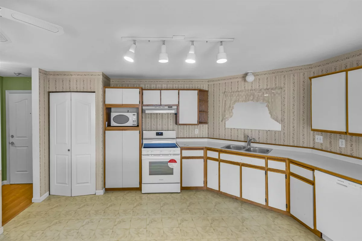 Primary Bathroom Photo of 204 45660 Knight Road, Sardis, BC