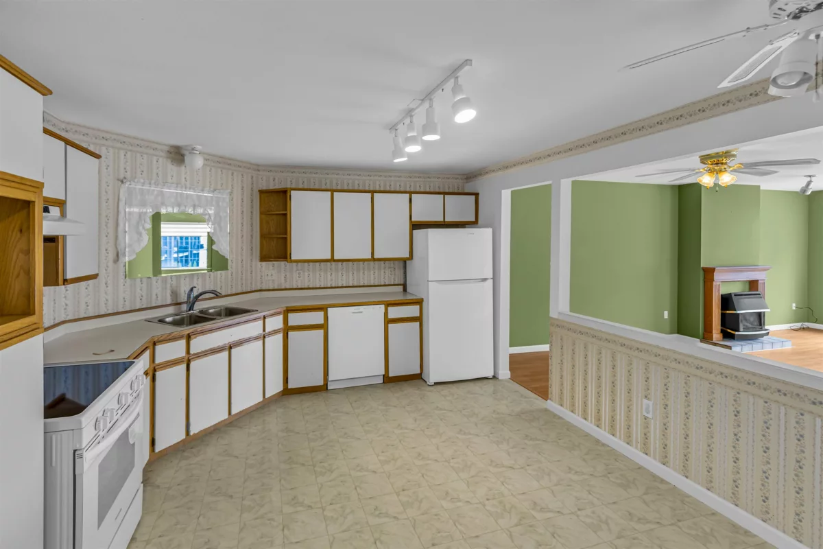 Walk-In Closet Photo of 204 45660 Knight Road, Sardis, BC