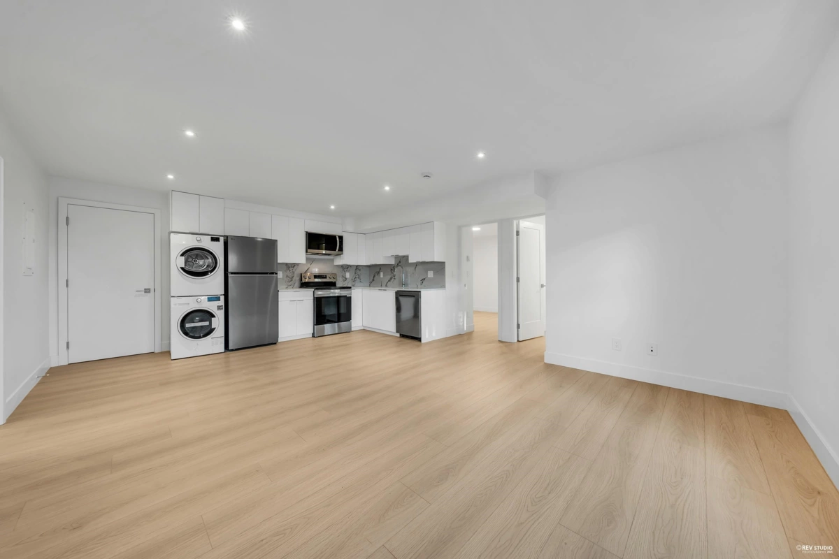 Hallway Photo of 103 1125 Cartier Avenue, Coquitlam, BC