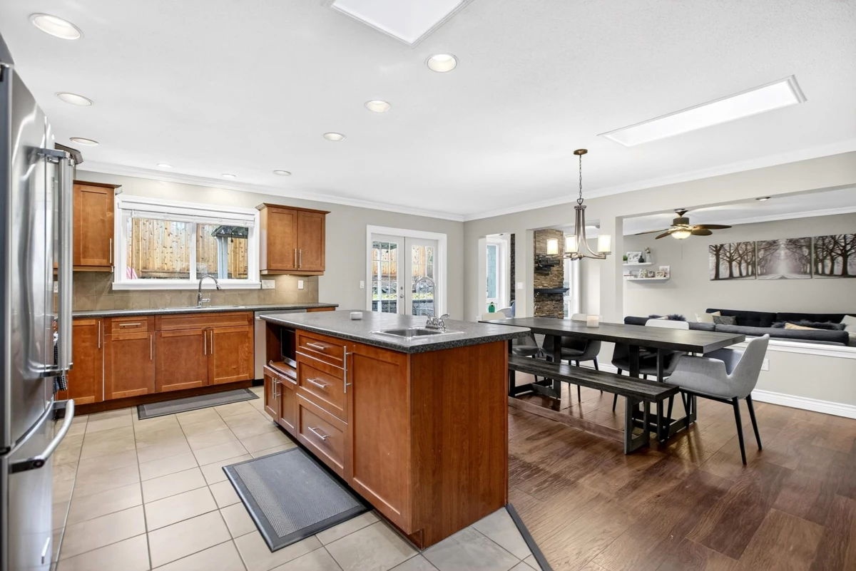 Guest Bathroom Photo of 19712 49th Avenue, Langley, BC