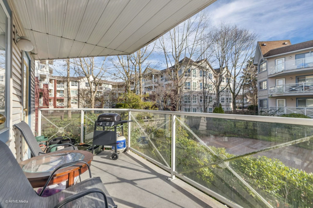 Entry Foyer Photo of 223 12101 80 Avenue, Surrey, BC