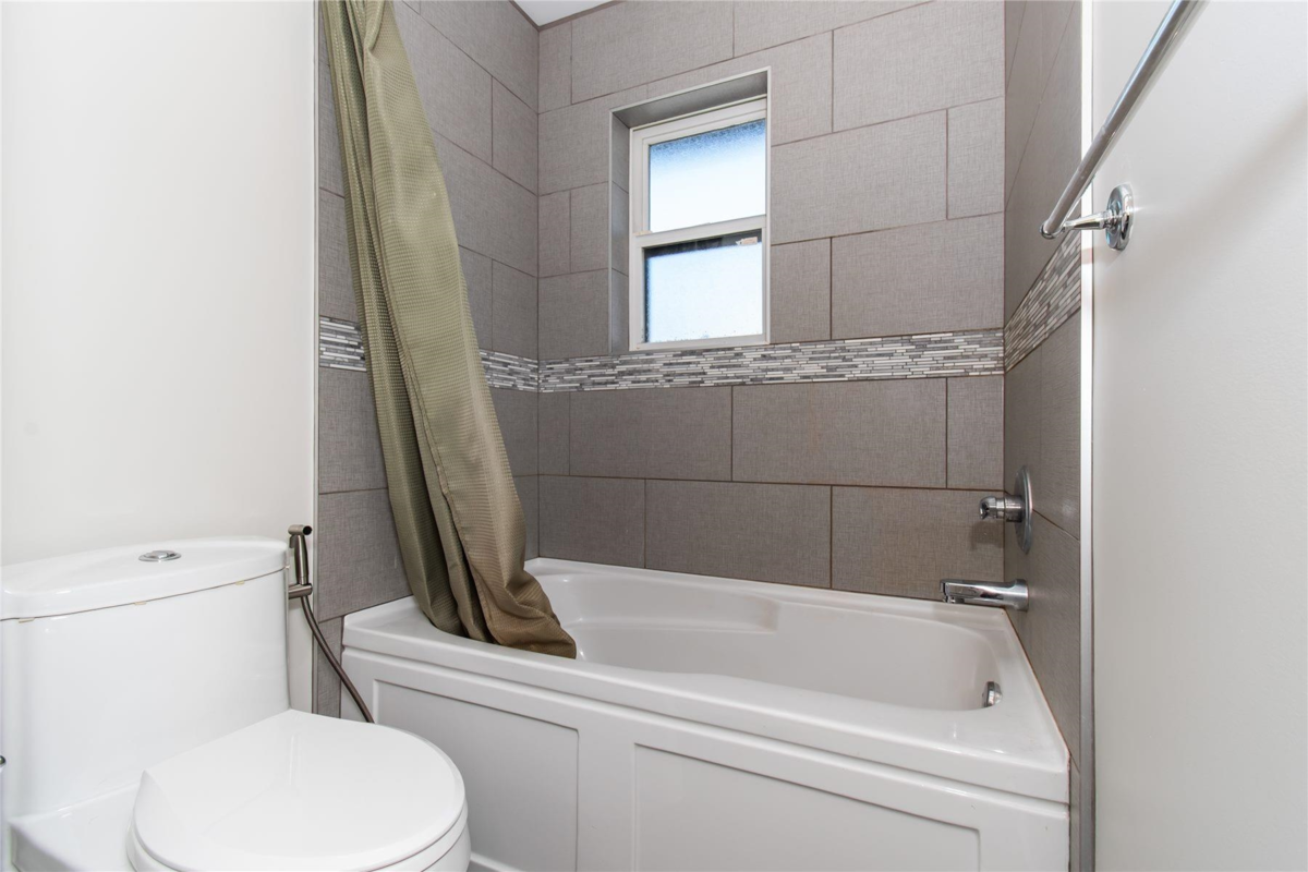 Basement Recreation Room Photo of 627 Thirteenth Street, New Westminster, BC