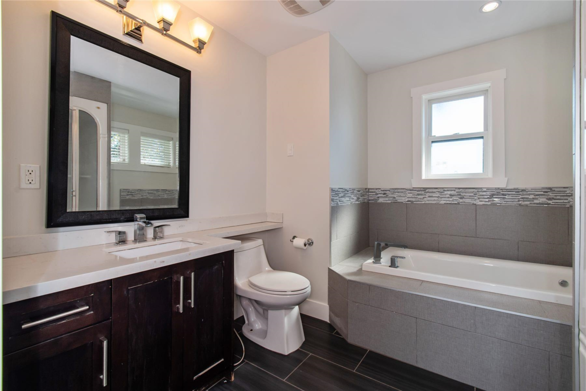 Guest Bathroom Photo of 627 Thirteenth Street, New Westminster, BC