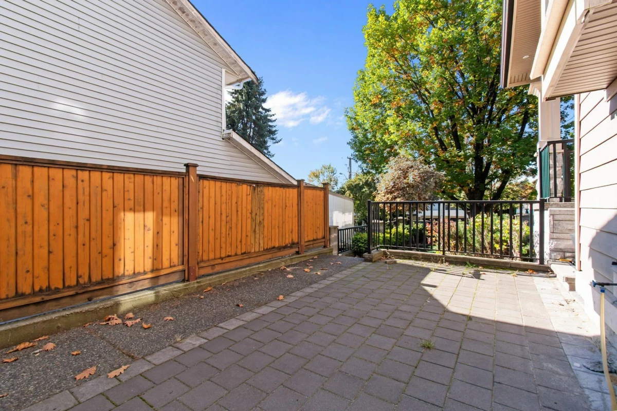 Hallway Photo of 627 Thirteenth Street, New Westminster, BC