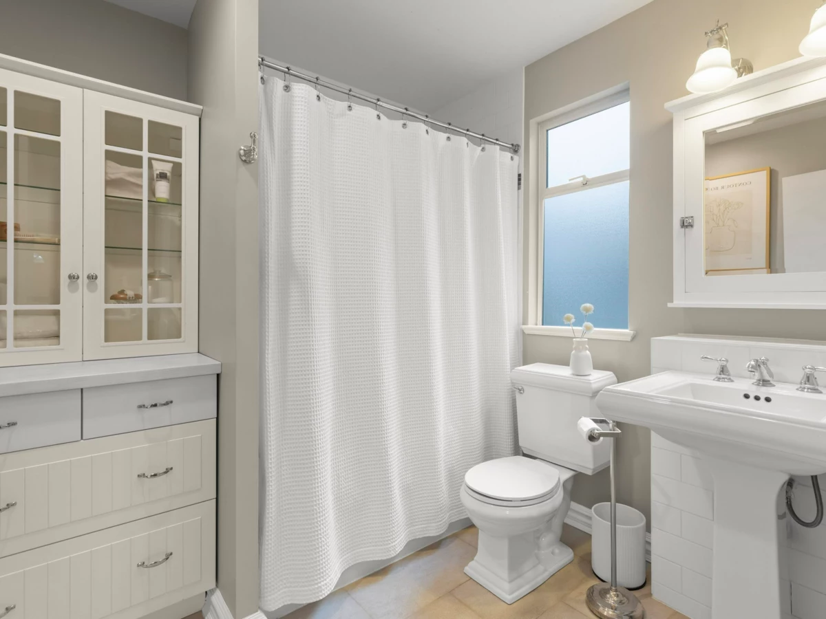 Guest Bathroom Photo of 829 E 14th Avenue, Vancouver, BC