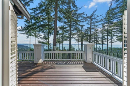 Kitchen Island Photo of 4 5110 Alderfeild Place, West Vancouver, BC