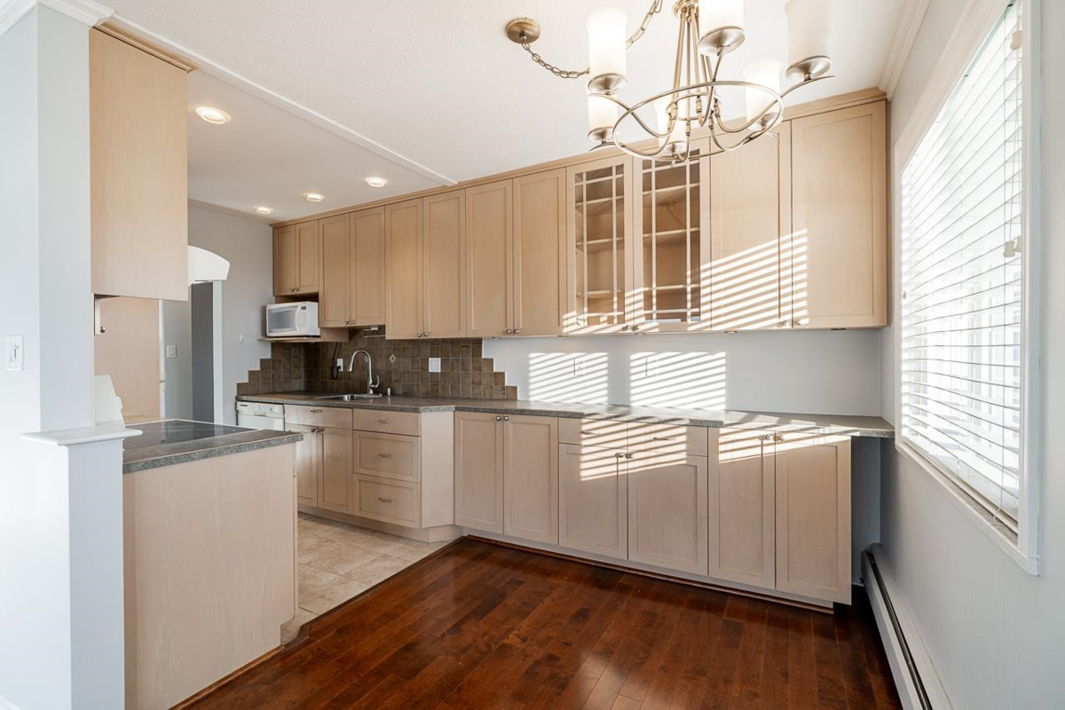 Kitchen Island Photo of 318 3080 Lonsdale Avenue, North Vancouver, BC