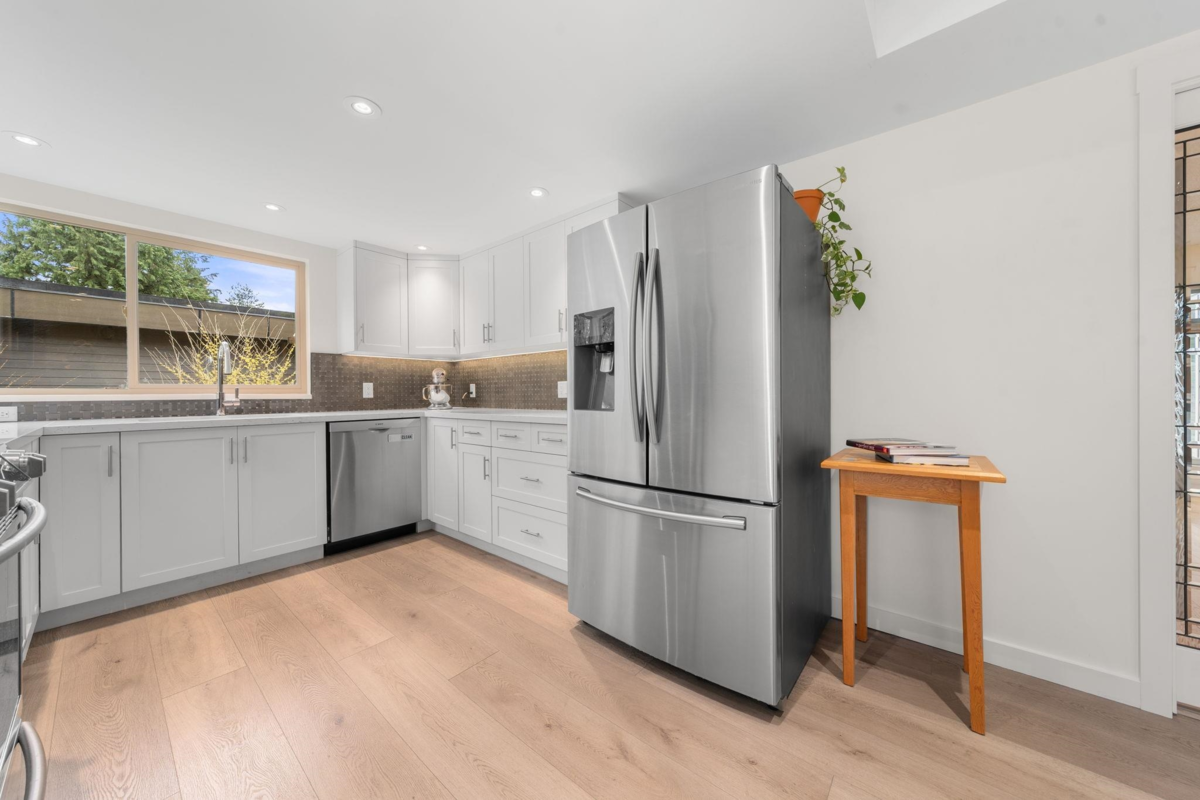 Kitchen Island Photo of 667 Fairway Drive, North Vancouver, BC