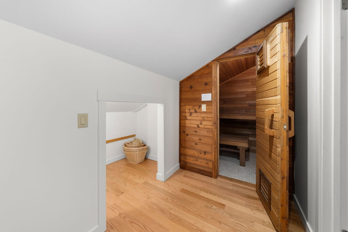 Laundry Room Photo of 667 Fairway Drive, North Vancouver, BC