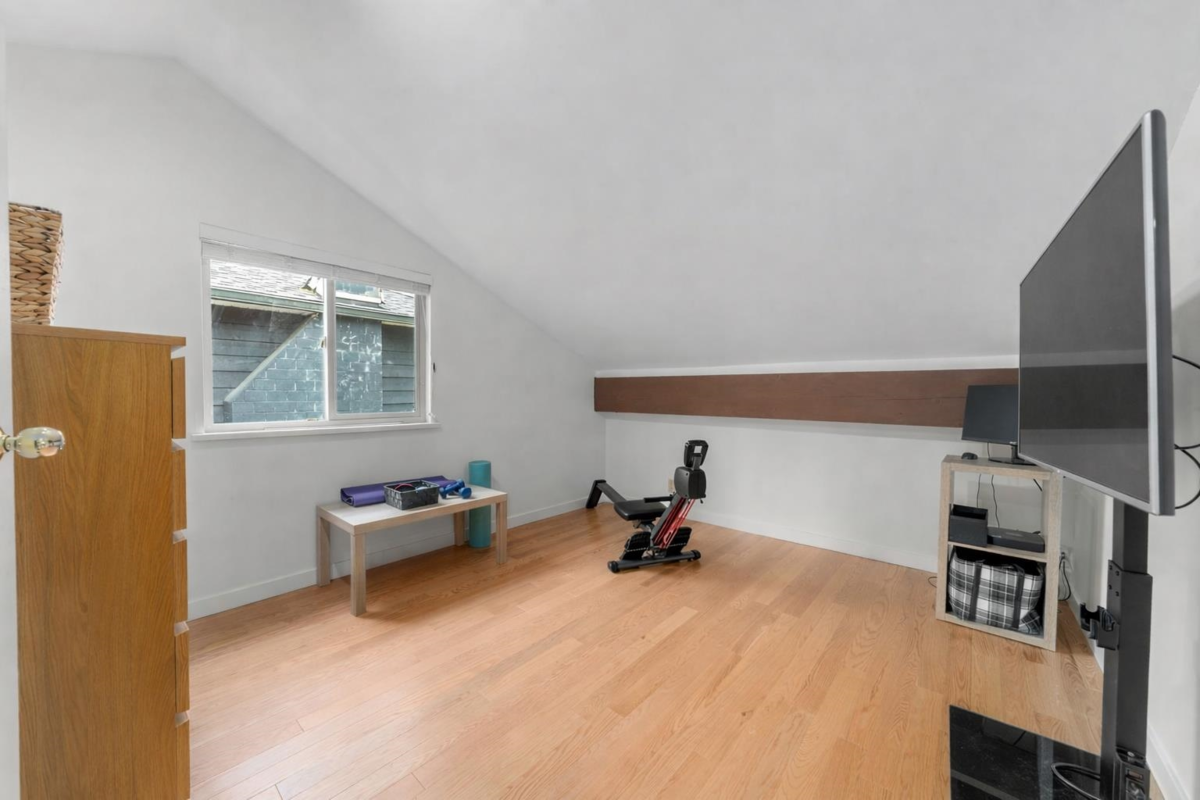 Loft / Bonus Room Photo of 667 Fairway Drive, North Vancouver, BC