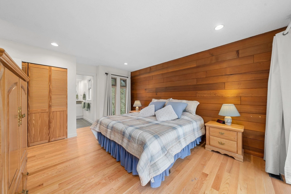 Walk-In Closet Photo of 667 Fairway Drive, North Vancouver, BC