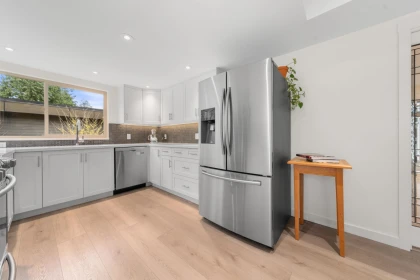 Kitchen Island Photo of 667 Fairway Drive, North Vancouver, BC
