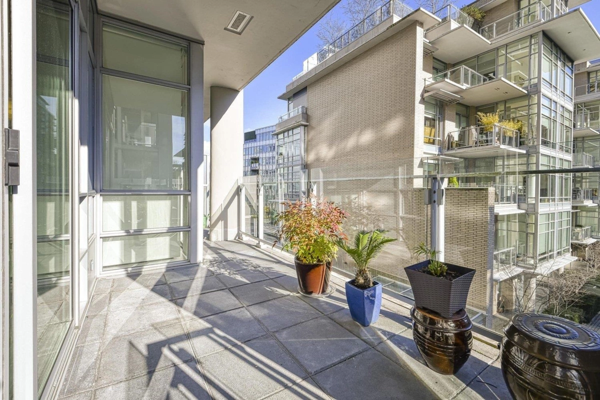Kitchen Photo of 310 1616 Columbia Street, Vancouver, BC