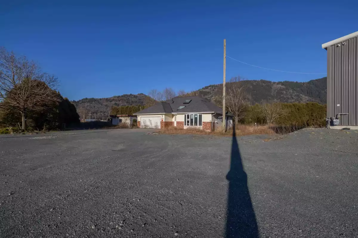 Family Room Photo of 38989 No. 4 Road, Abbotsford, BC