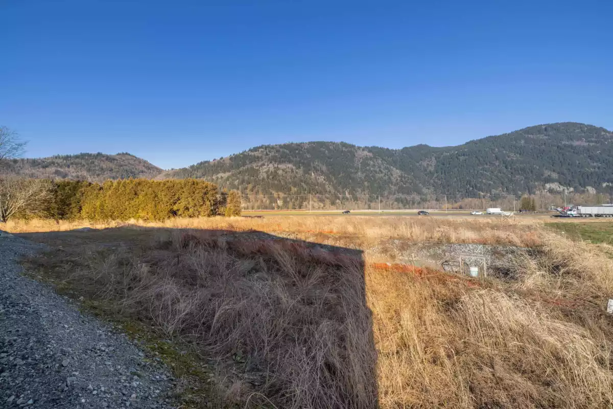 Walk-In Closet Photo of 38989 No. 4 Road, Abbotsford, BC