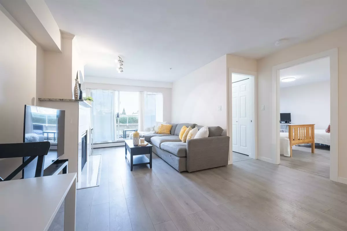 Breakfast Nook Photo of 108 15233 Pacific Avenue, White Rock, BC