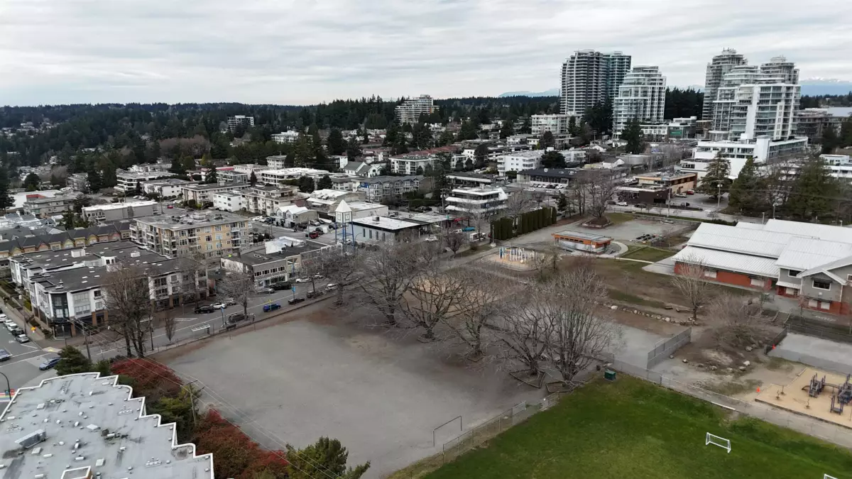 Front Yard Photo of 108 15233 Pacific Avenue, White Rock, BC