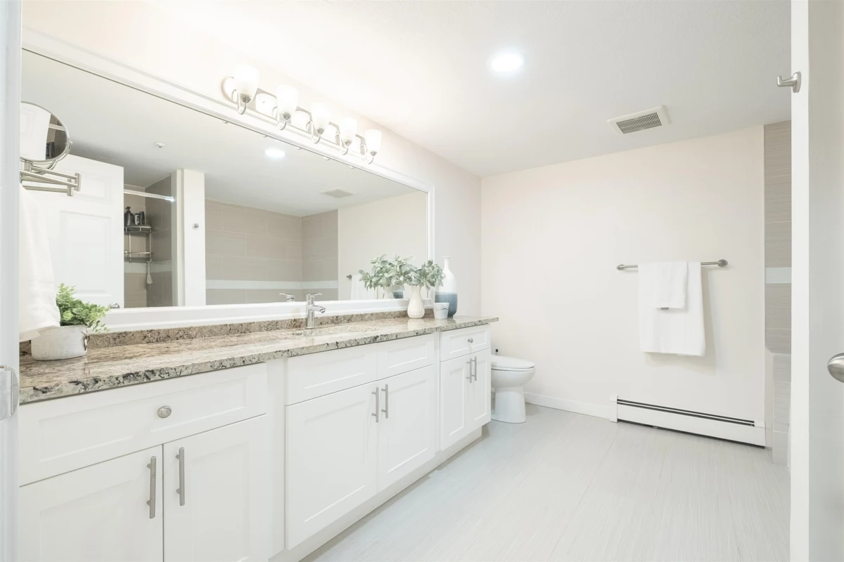 Guest Bathroom Photo of 108 15233 Pacific Avenue, White Rock, BC