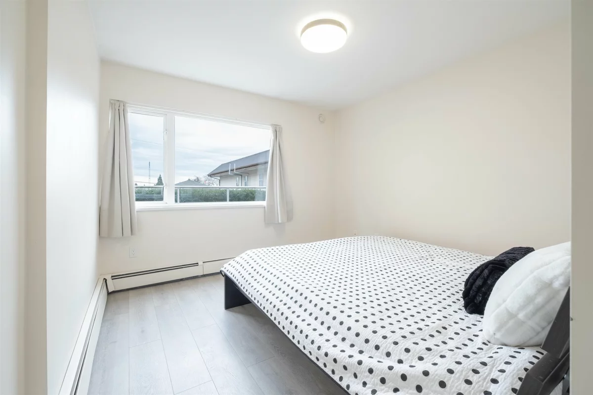 Walk-In Closet Photo of 108 15233 Pacific Avenue, White Rock, BC