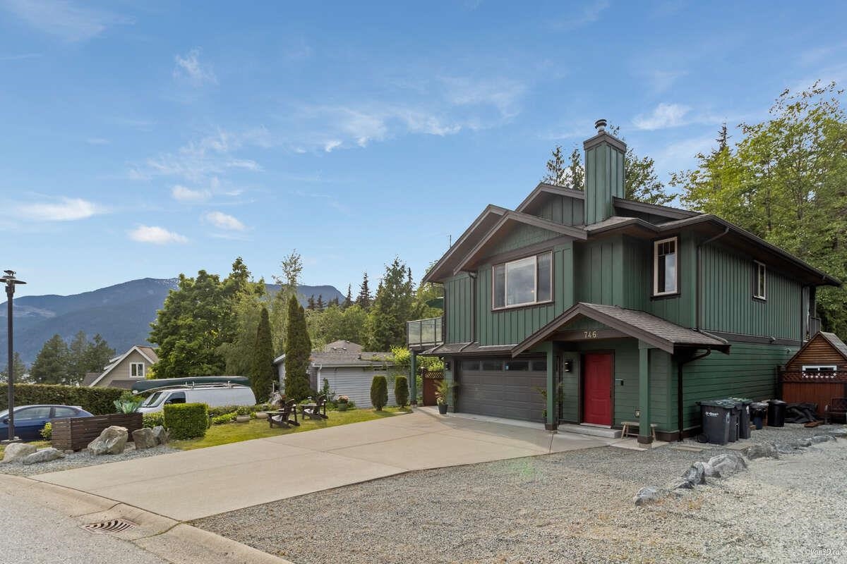 Dining Area Photo of 746 Upper Crescent, Britannia Beach, BC