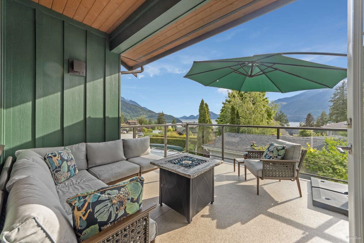 Kitchen Photo of 746 Upper Crescent, Britannia Beach, BC