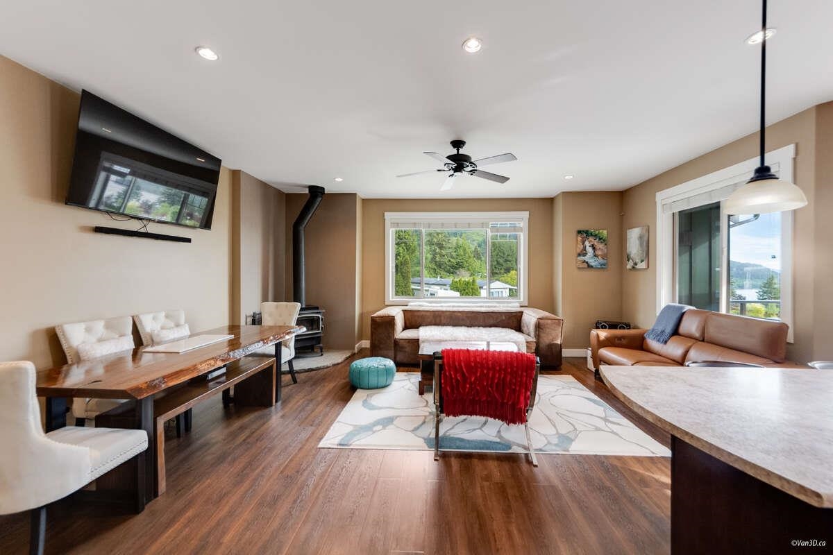 Walk-In Closet Photo of 746 Upper Crescent, Britannia Beach, BC